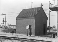 834357 Gezicht op het schakelstation voor de NX-beveiliging van het N.S.-station 's-Hertogenbosch te 's-Hertogenbosch.